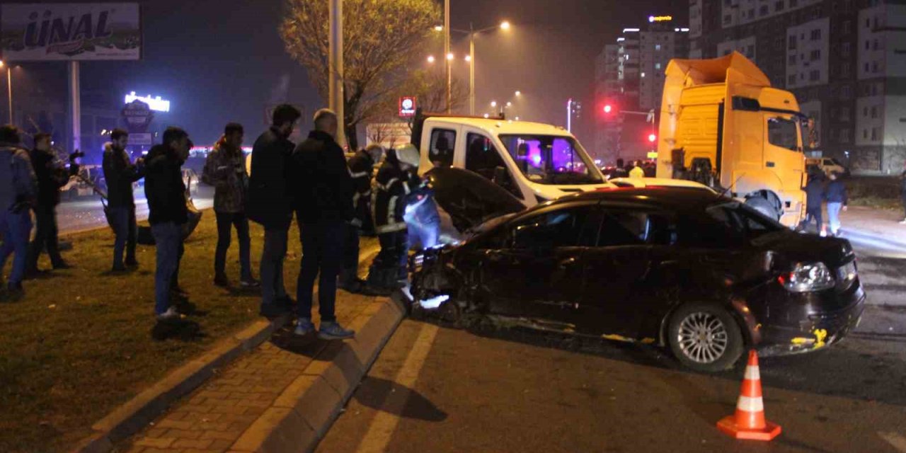 Araçlar Karşı Yola Geçti, Ortalık Savaş Alanına Döndü: 1 Yaralı