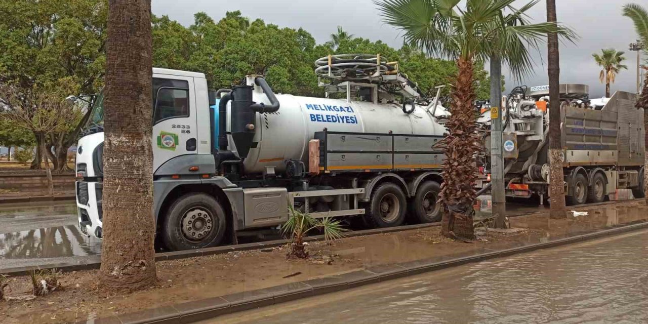 Melikgazi, Tüm İmkânları İle İskenderun’da Sel Temizlik Çalışmalarına Destek Oldu