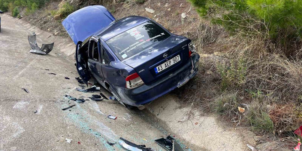 Kontrolden Çıkan Otomobil Şarampole Devrildi: 3 Yaralı