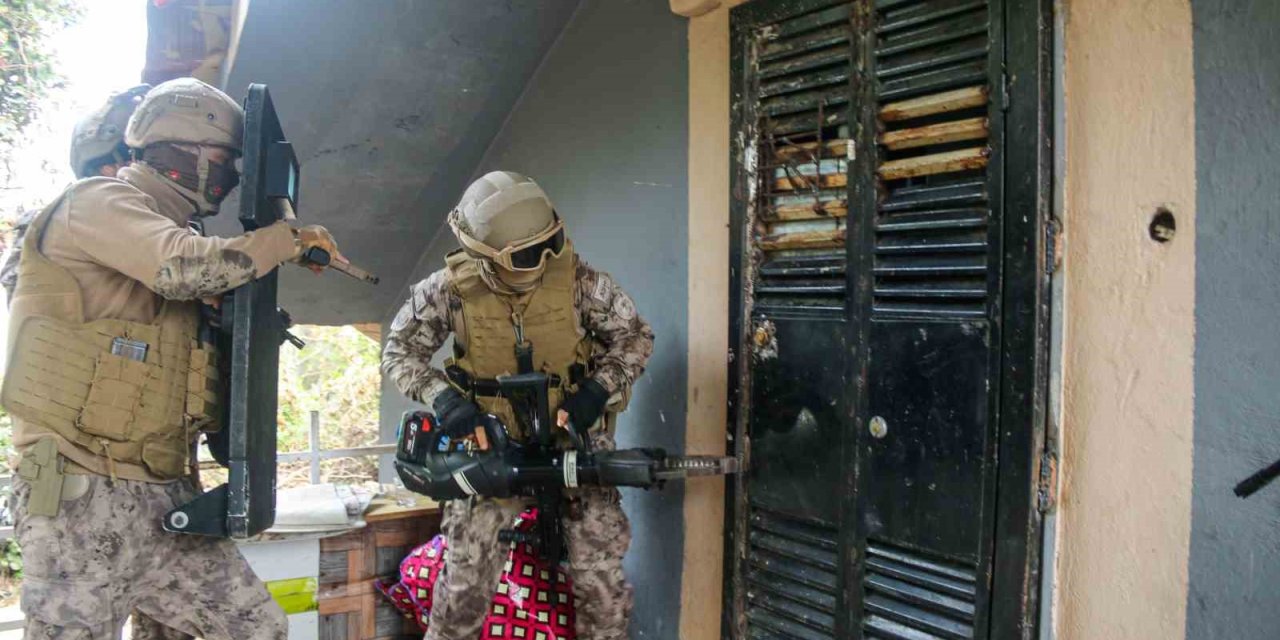 Özel Hareket Polislerinin Koçbaşı İle Girdiği Evde Şaşırtan Güvenlik Önlemi