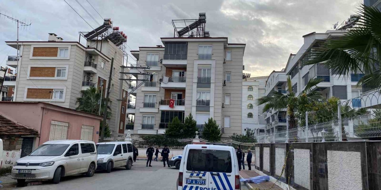 Kaldırım Üzerinde Erkek Cesedi Bulundu