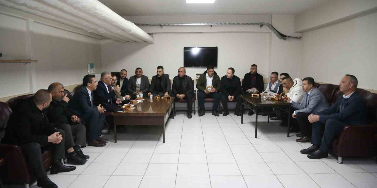 Başkan Büyükkılıç; Şoförlerle Çay İçti, Simit Yedi