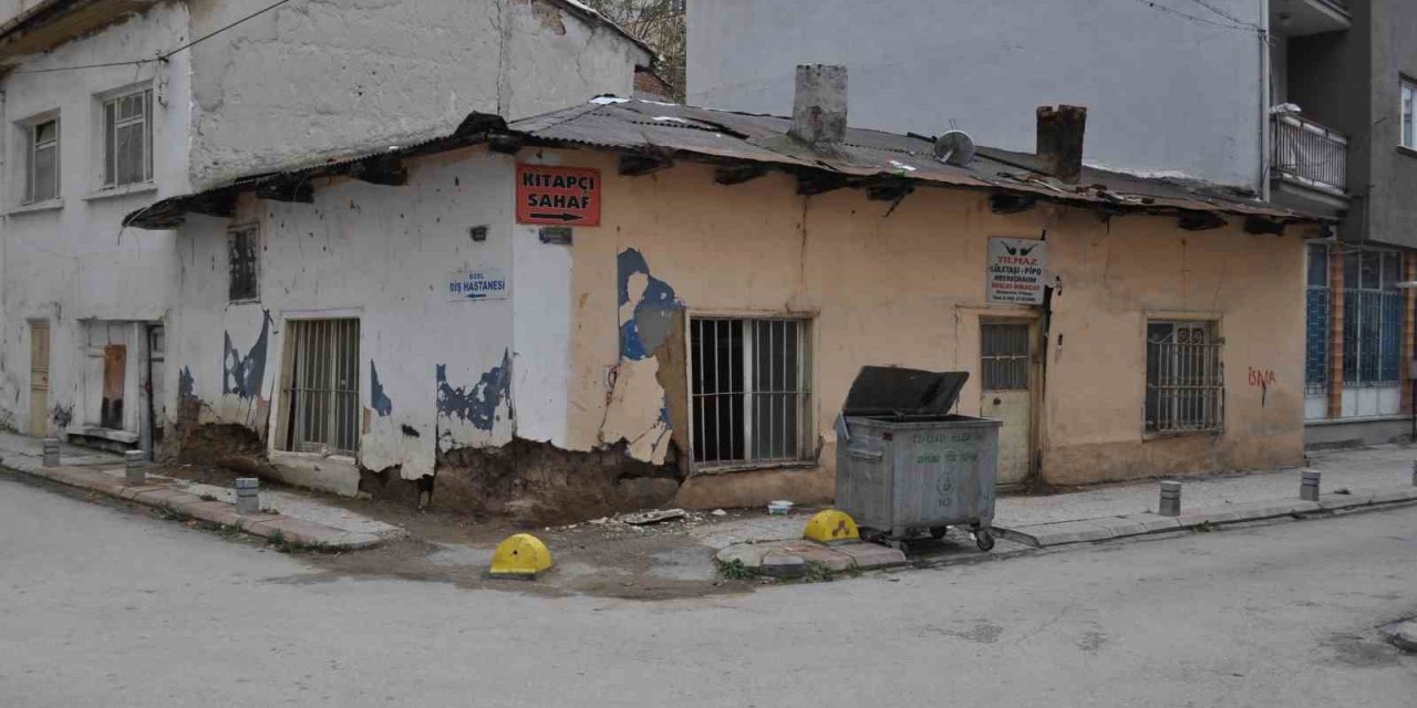 Okul Yakınındaki Metruk Ev Tedirginlik Oluşturuyor