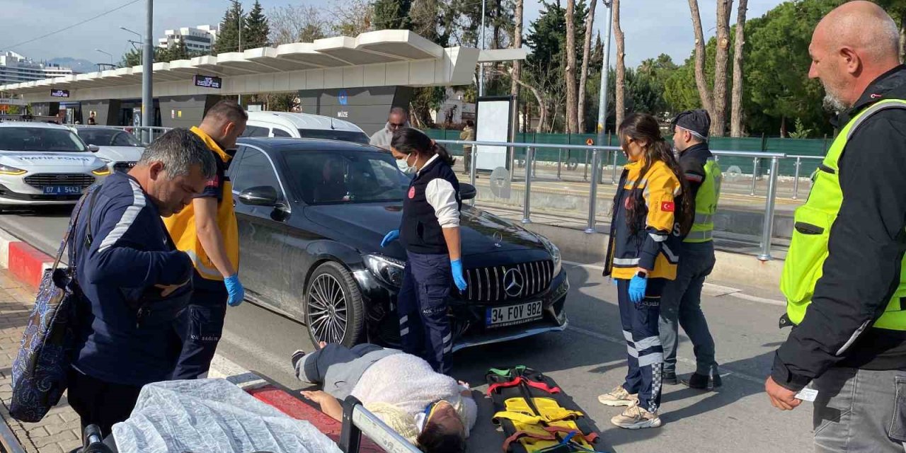 Gezmek İçin Dışarı Çıktı, Otomobilin Çarpmasıyla Yaralandı