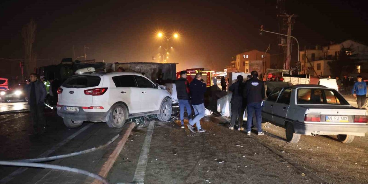 Devrilen Tırdan Savrulan Mermerler Araçlara Çarptı: 5 Yaralı