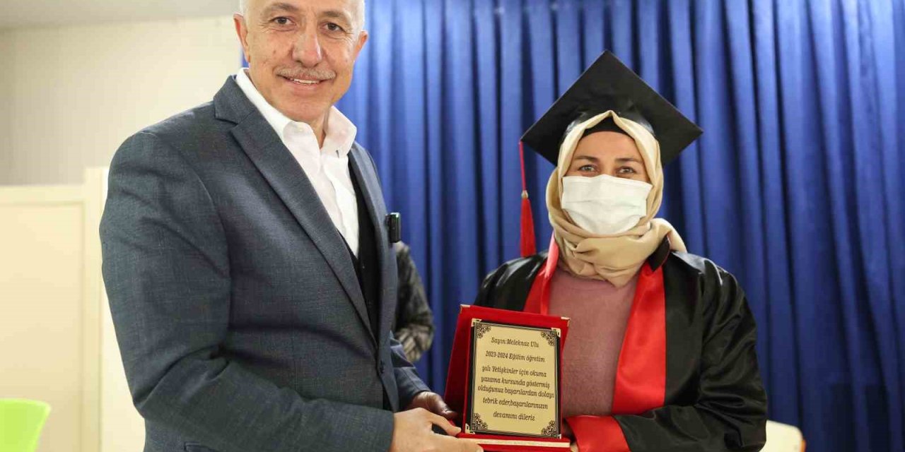 Kanseri Okuma Yazma Öğrenerek Yenmeye Çalışıyor