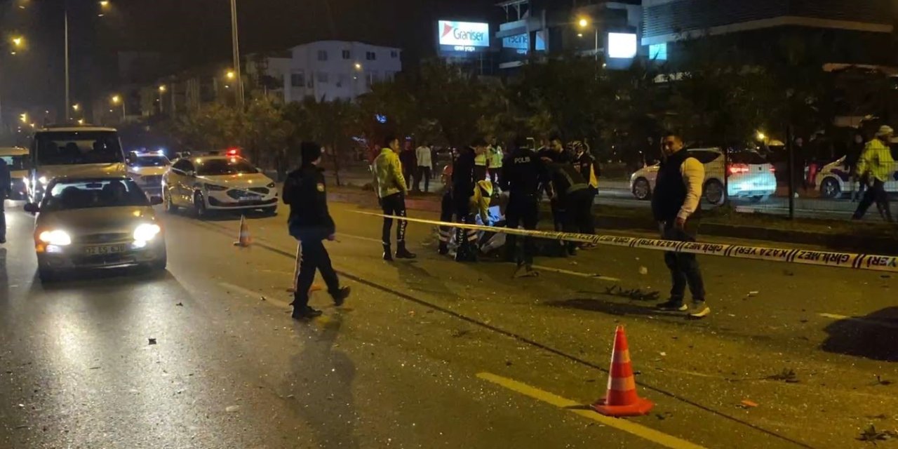 Otomobille Motosikletin Çarpıştığı Feci Kazada Ortalık Savaş Alanına Döndü: 1 Ölü