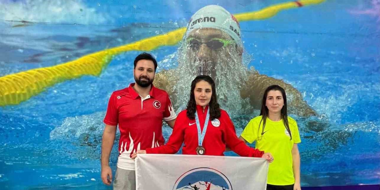 Kayserili Yüzücü Avrupa Barajını Geçti