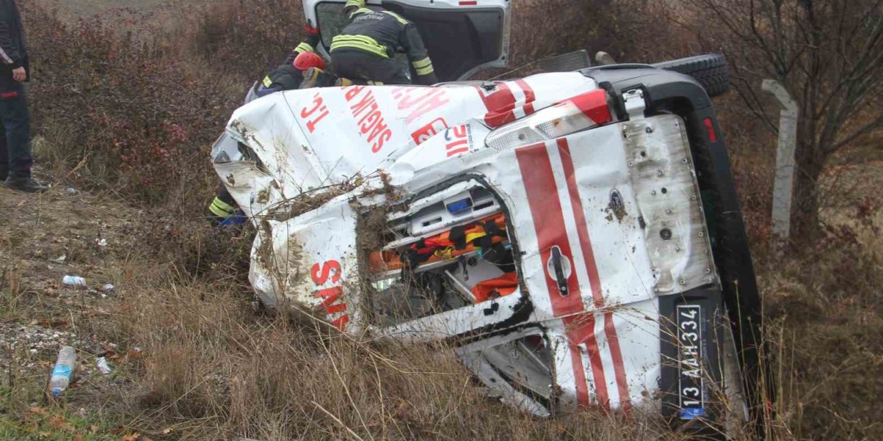 Devrilen Ambulanstakilere Yardım Etmek İsterken Kaza Yaptılar: 6 Yaralı