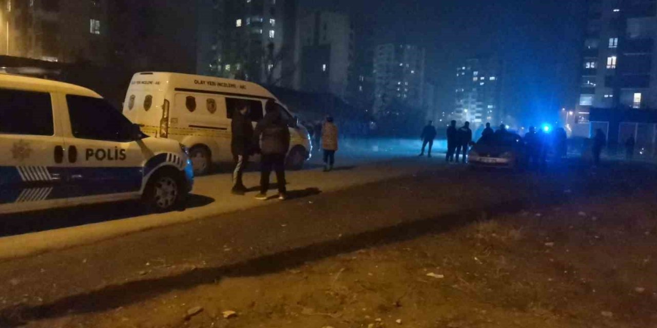 Otomobilden Tüfekle Ateş Açıldı, Evinin Önündeki Çocuk Yaralandı