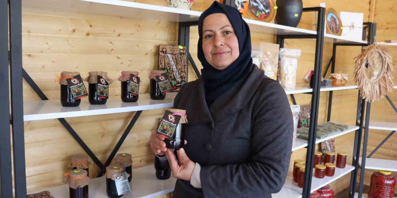 Hem İlçelerini Tanıtıyorlar Hem Para Kazanıyorlar