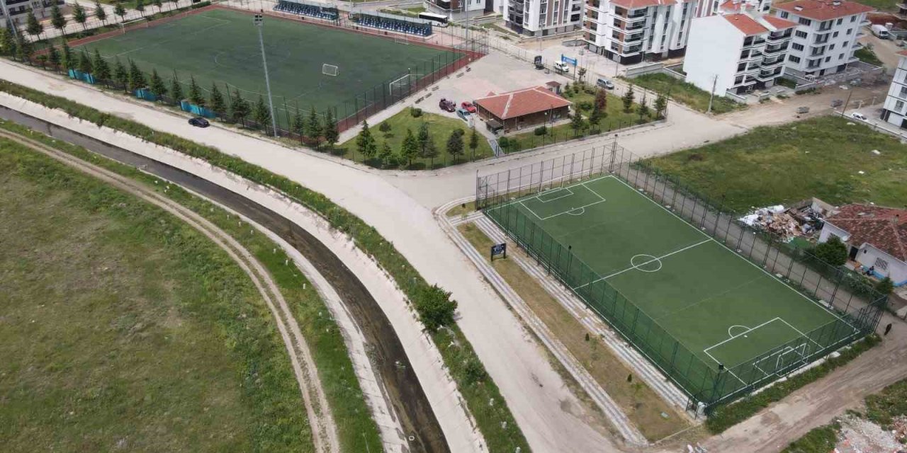 Başkan Kazım Kurt “5 Mahalleye Halı Saha” Sözünü Yerine Getirdi