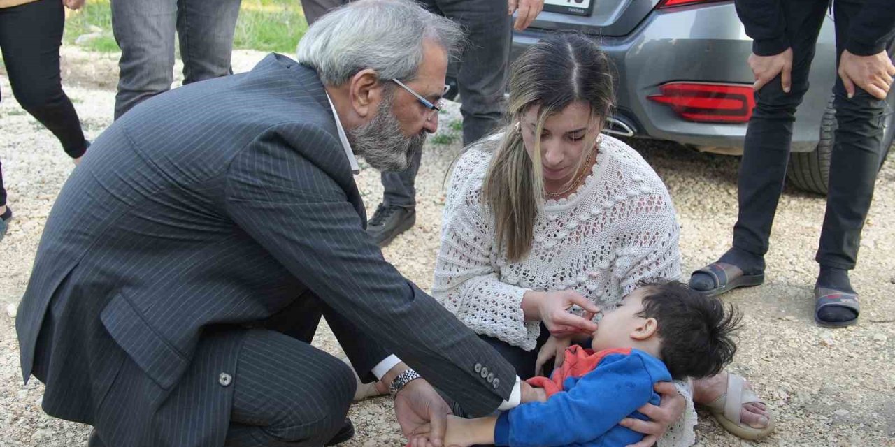 Doktor Başkan Rahatsızlanan Çocuğa Müdahale Etti