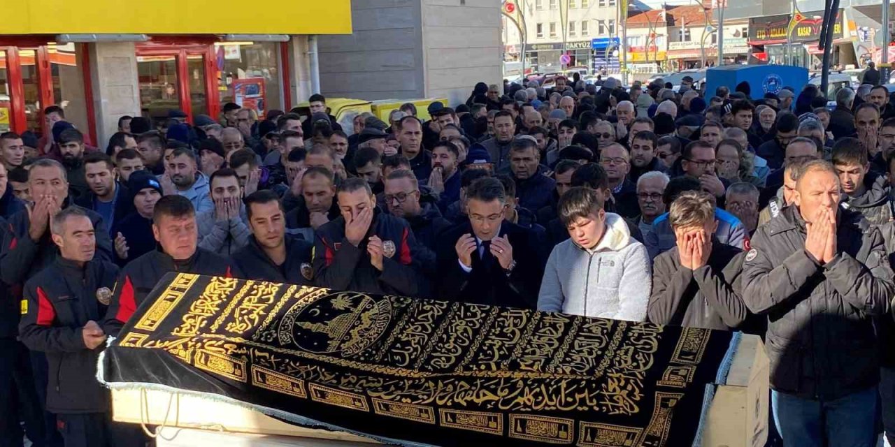 Anten Tamir Ederken 3. Kattan Düşüp Hayatını Kaybeden İtfaiye Görevlisi Toprağa Verildi