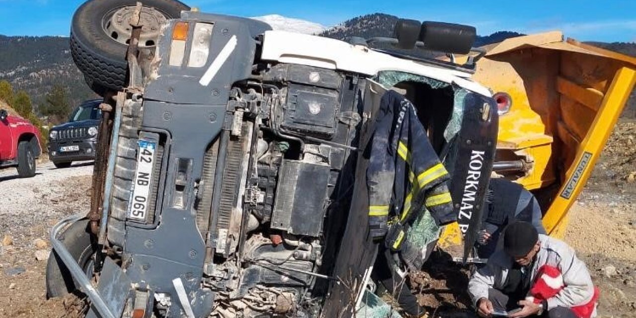 Antalya’da Kum Yüklü Kamyon Şarampole Devrildi: 1 Yaralı