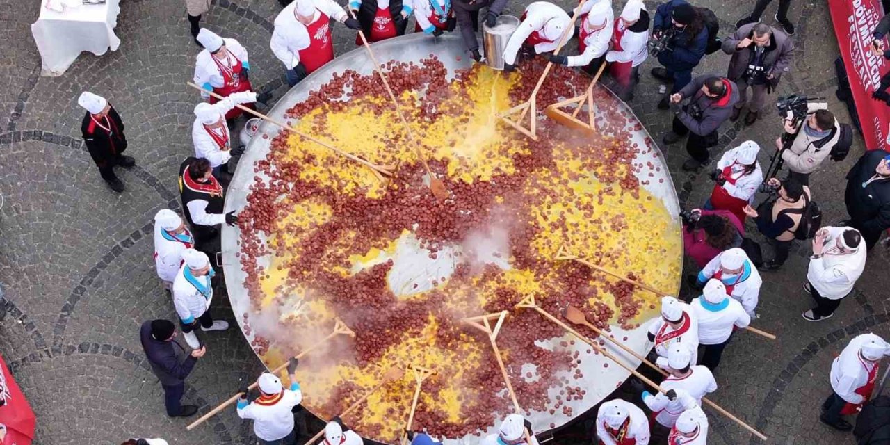 Dev Tavada 3 Bin 500 Adet Yumurta Ve 500 Kilo Sucuk Pişirildi