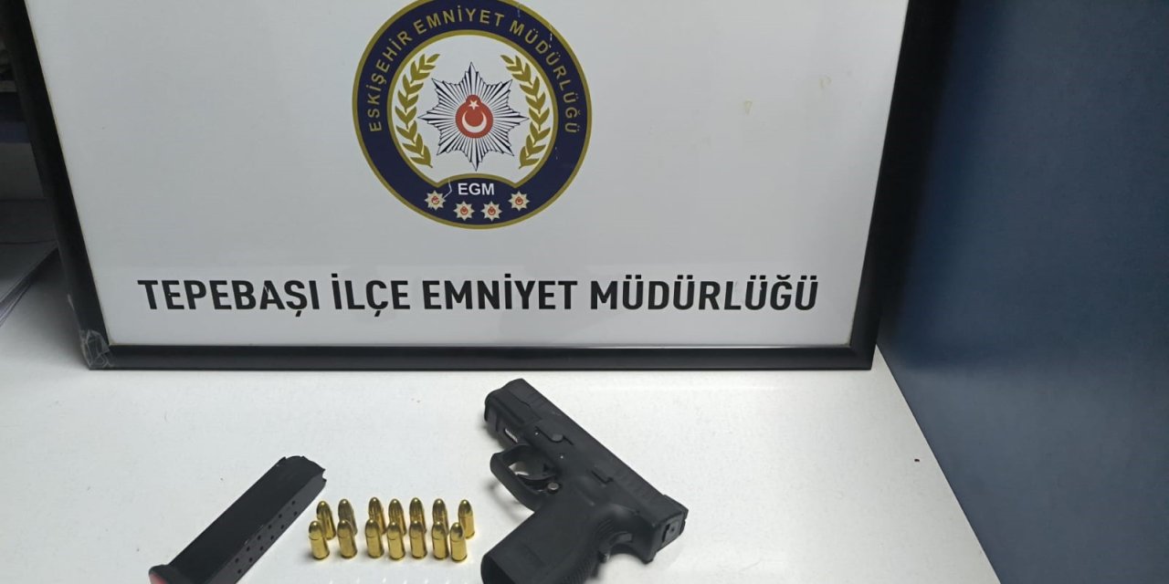 Polise Mukavemet Gösteren Şahısların Aracından Tabanca Çıktı