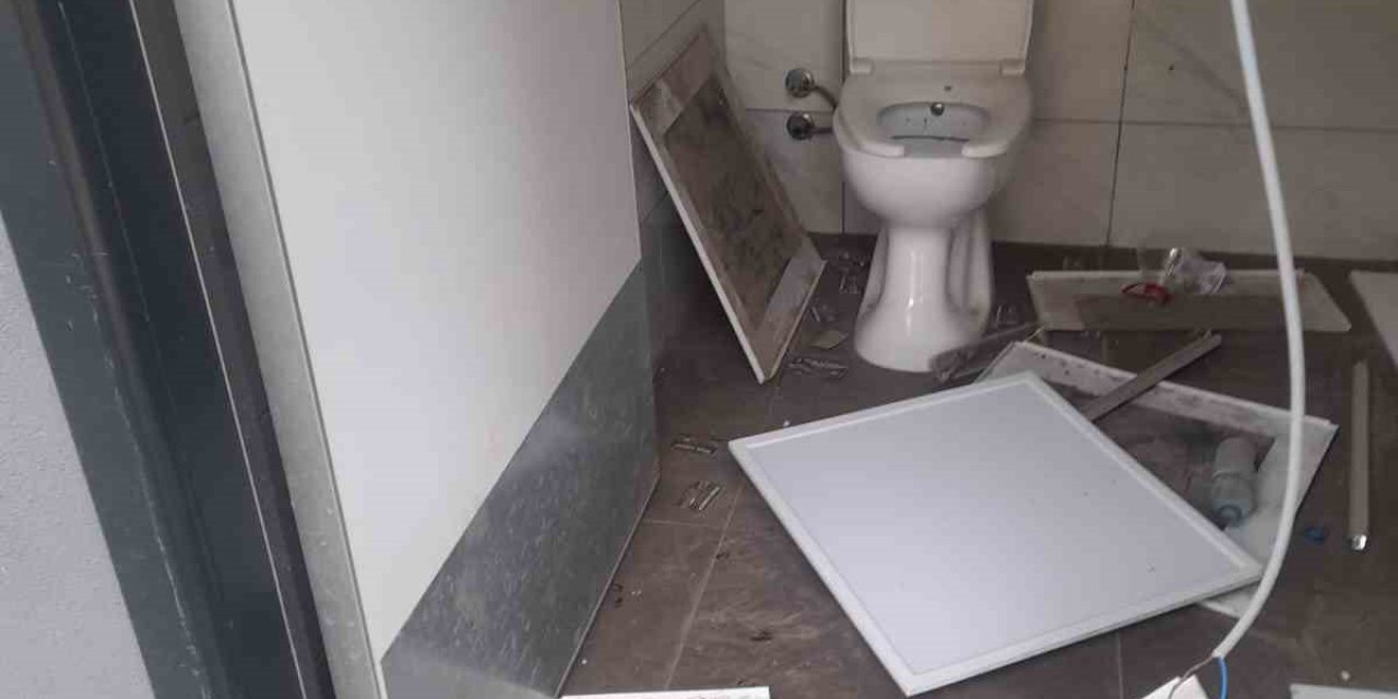 Tarsus Atatürk Gençlik Parkındaki Tuvaletlere Zarar Verildi