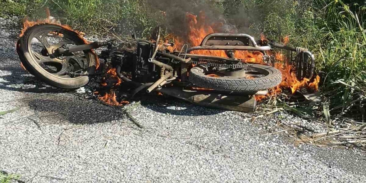 Park Halindeki Motosiklet Yandı