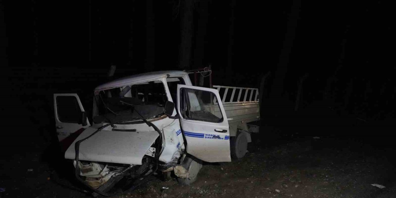 Antalya’da Otomobil İle Kamyonet Kafa Kafaya Çarpıştı: 1 Ölü, 2 Yaralı