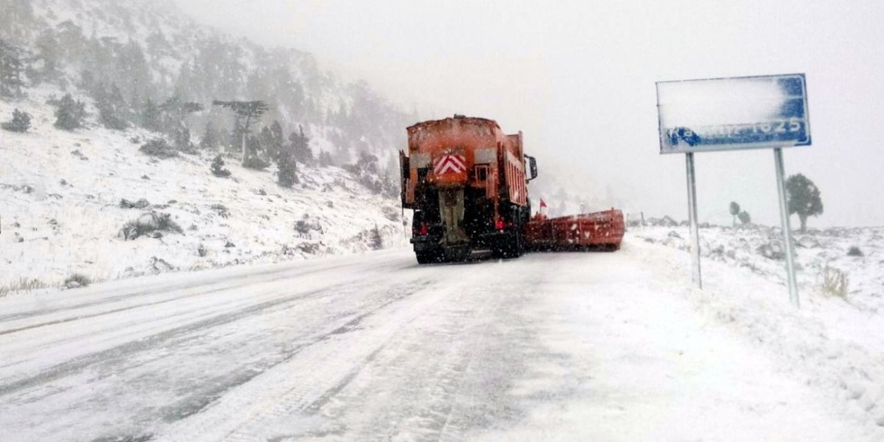 Antalya-konya Karayolu Kar Sebebiyle Bekletilen Tırların Geçişine Açıldı