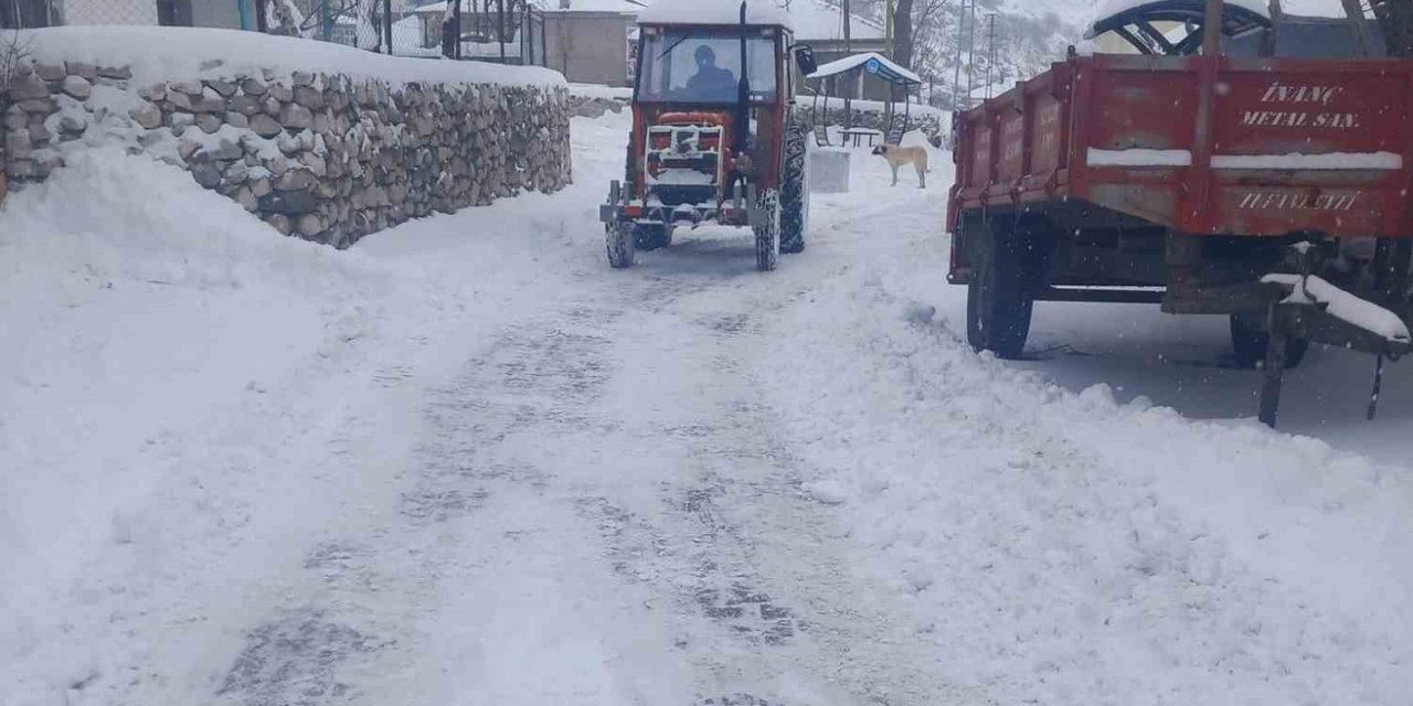 Örnek Muhtar, Kardan Kapanan Yolları Kendi İmkanlarıyla Temizledi