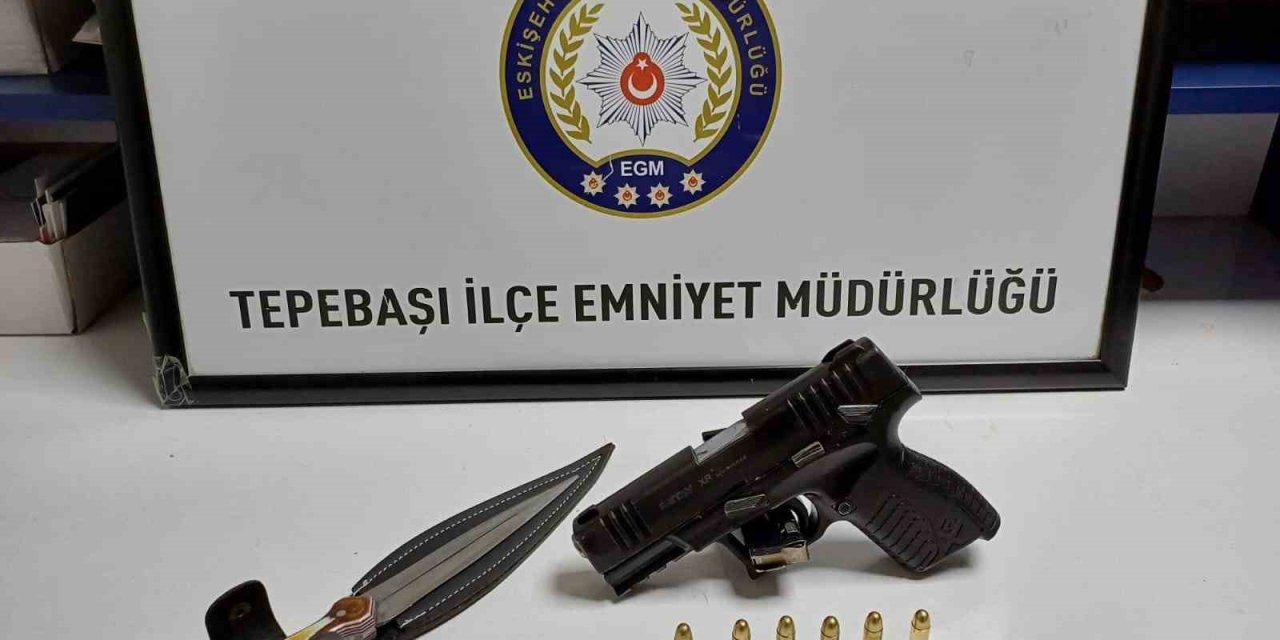 Şüpheli Araçtaki Şahıslardan Bıçak Ve Silah Ele Geçirildi