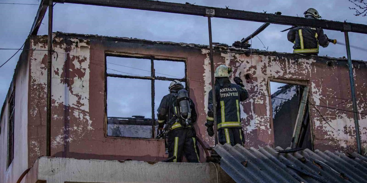 Antalya’da Müstakil Ev Alev Topuna Döndü