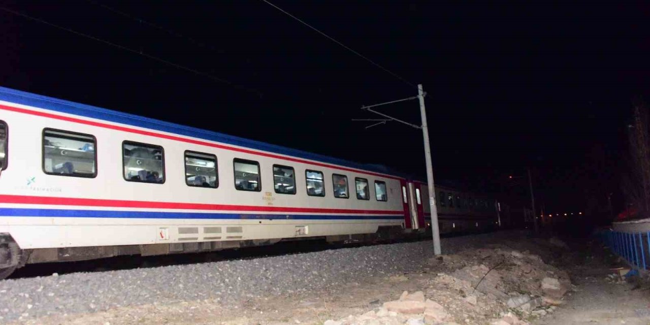 Doğu Ekspresi Hafif Ticari Araca Çarptı, Demiryolu 1 Saat Ulaşıma Kapandı