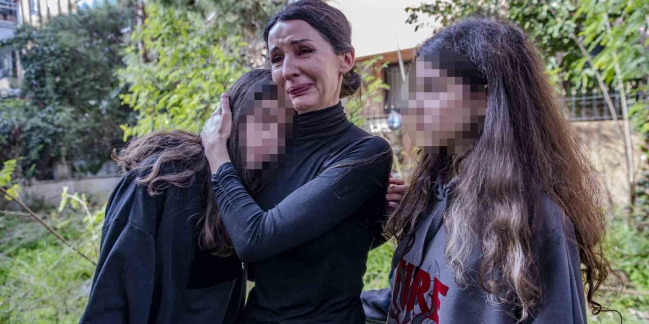 40 Dakikada İkiz Kızlarıyla Tahliye Edildiği Ve 12 Yılını Geçirdiği Eve Bakarken Gözyaşlarını Tutamadı