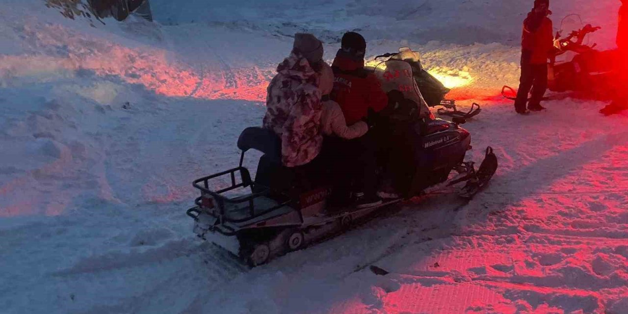 Kayak Merkezinde Telesiyej Arızalandı, Mahsur Kalan 9 Kişi Kurtarıldı