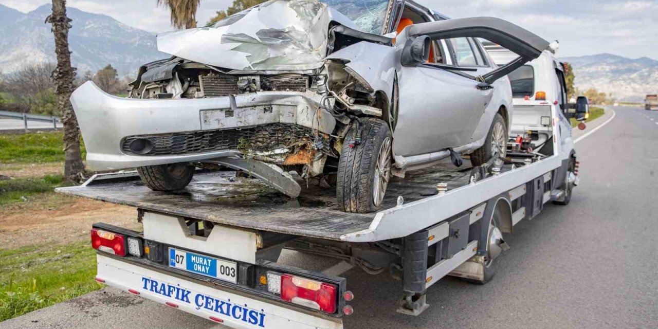 Yoldan Çıkan Otomobil Palmiye Ağacına Çarptı: 1 Ölü, 3 Yaralı