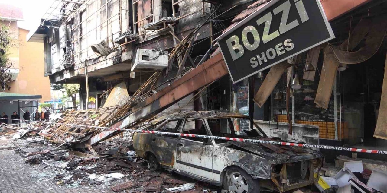 Alanya’da İş Merkezindeki Yangın 5 Dükkan Ve 1 Araç Kullanılamaz Hale Getirdi