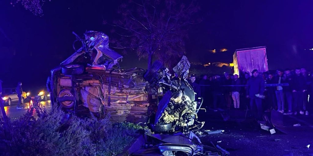 Hafif Ticari Araç, Tıra Arkadan Çarptı: 1 Ölü, 1 Yaralı