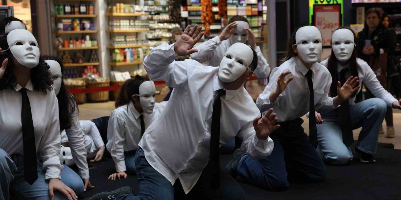 Deprem Farkındalığı İçin Hazırlanan ‘sessiz Ve Sözsüz’ Tiyatro Oyunu Büyük Beğeni Topladı