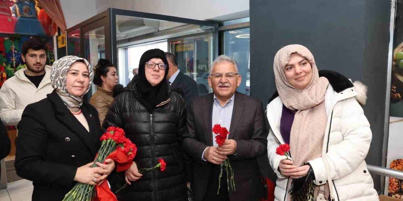 Başkan Büyükkılıç, Köşk Sosyete Esnafıyla Kucaklaşarak, Karanfil Dağıttı