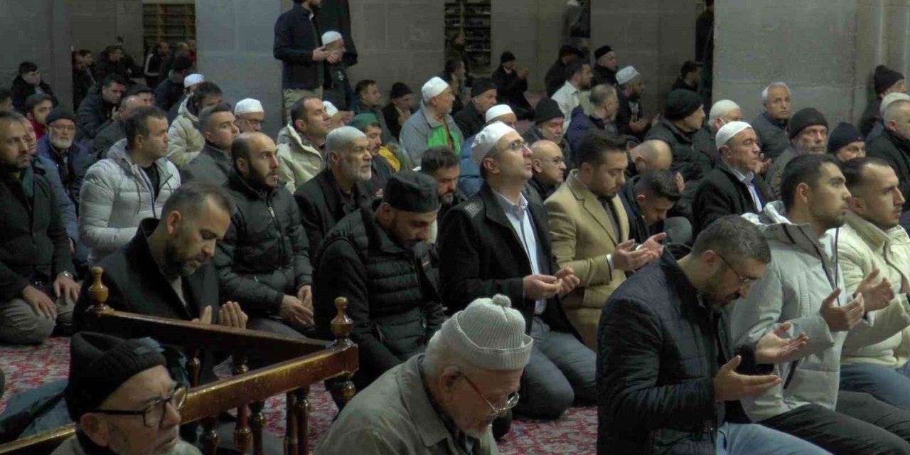 Sabah Namazında Eller Asrın Felaketi İçin Semaya Kalktı