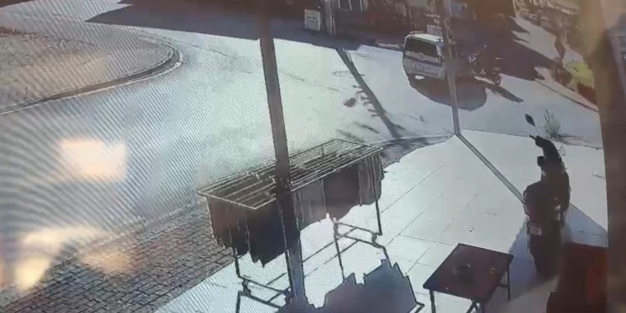 Hafif Ticari Araç İle Motosiklet Çarpıştı: 2 Yaralı