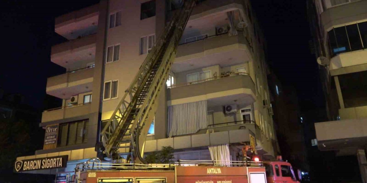 Alanya’da Dört Katlı Binanın En Üst Katındaki Yangın Korkuttu