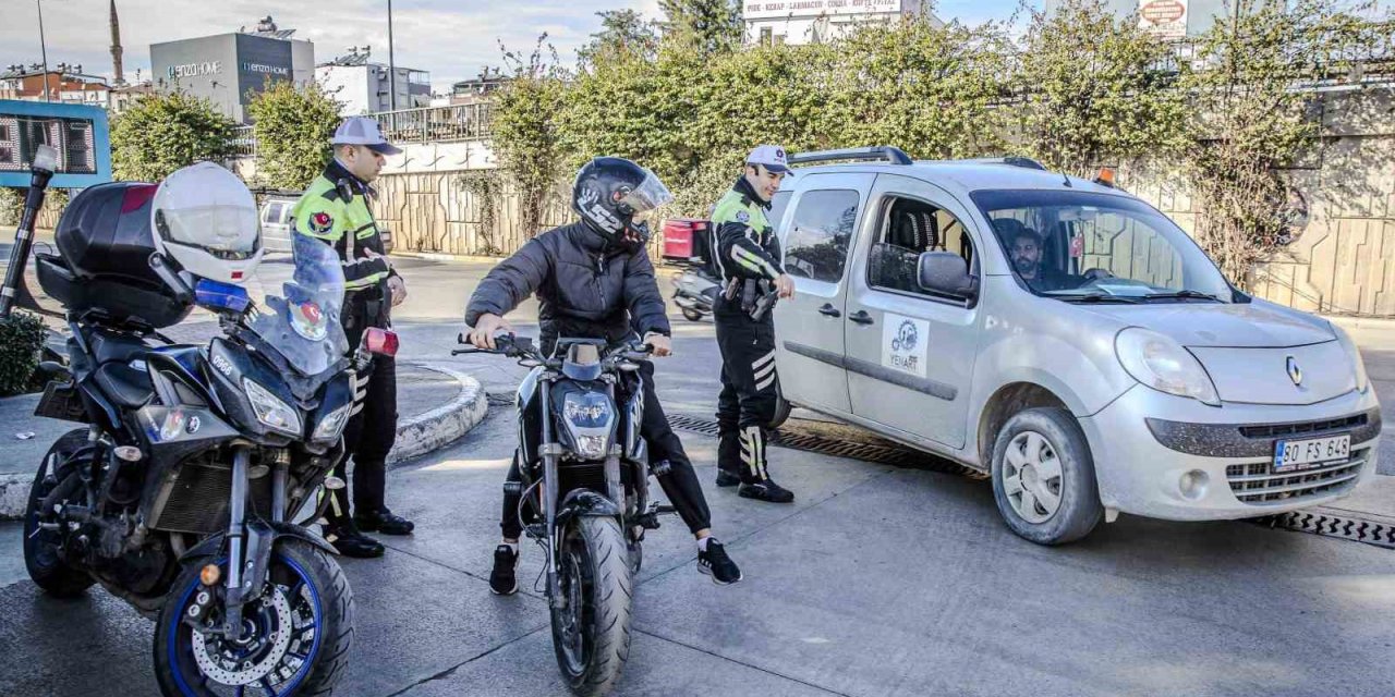 Yolu 3 Dakika Kısaltmak İçin 690 Tl Ödediler, Polisi Görünce Şaşkına Döndüler