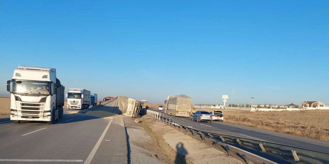 Konya’da Buğday Yüklü Tır Devrildi: 1 Ölü, 1 Yaralı