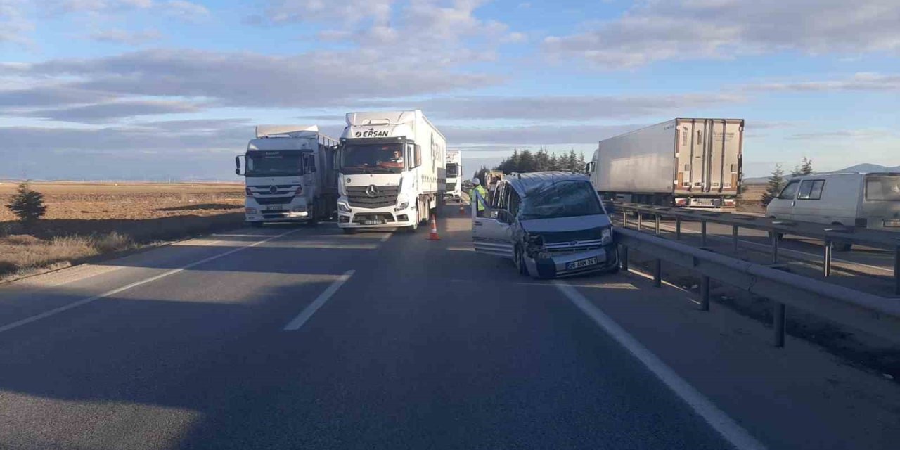 Seyir Halindeki Kamyonet, Tankere Arkadan Çarptı, 1 Kişi Hayatını Kaybetti