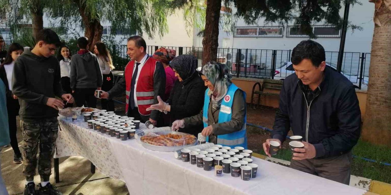 6 Şubat Depreminde Hayatını Kaybeden Vatandaşlar Anısına Lokma Dağıtıldı