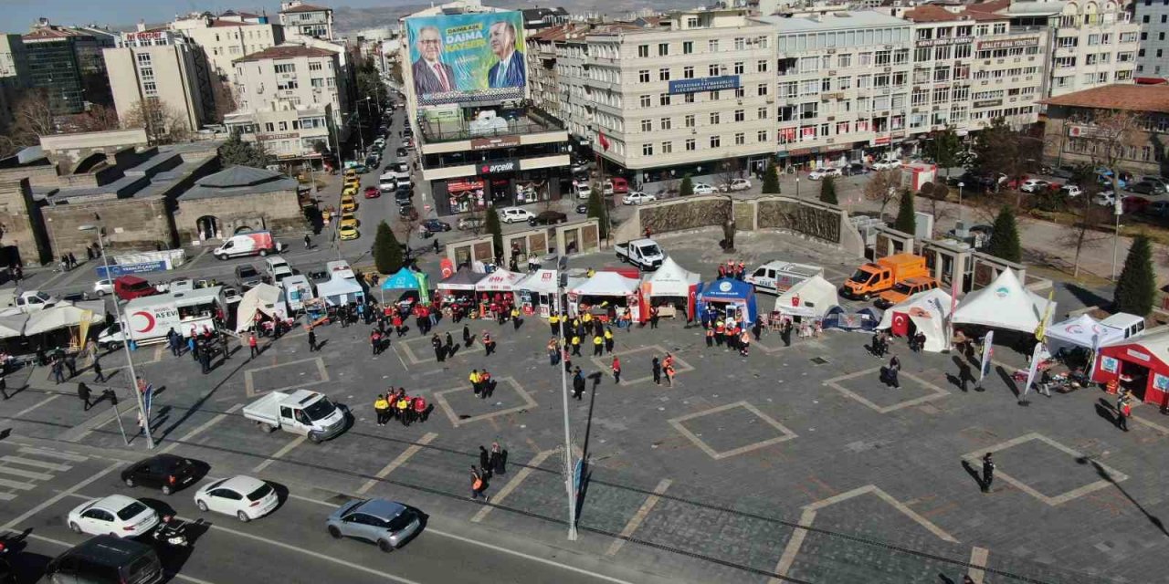 Asrın Felaketinde Fedakarca Çalışan Ekipler, Vatandaşları Bilinçlendirdi