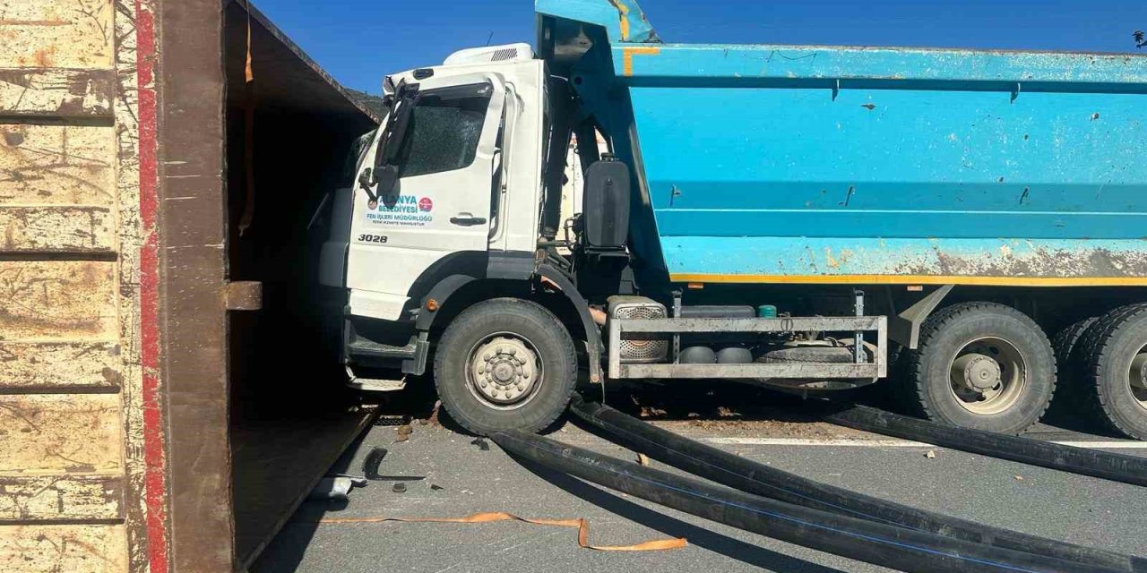 Alanya’da İki Kamyon Çarpıştı: 2 Yaralı