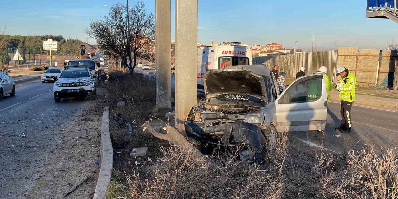 Üst Geçidin Ayağına Çarpan Araçtaki 2 Kişi Yaralandı
