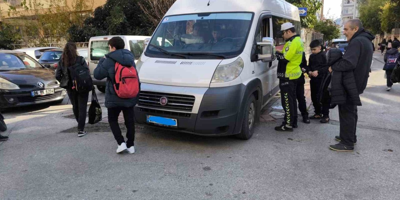 Polis Ekiplerinden Okul Servis Araçları Ve Çevrelerinde Denetim