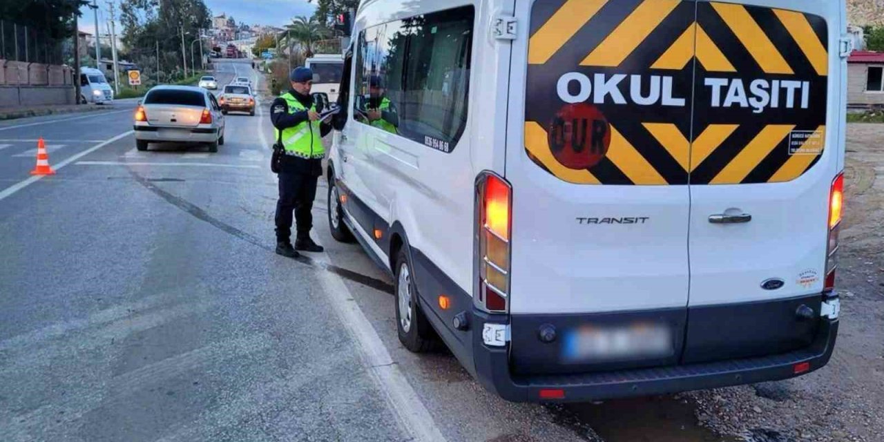 Mersin’de Jandarma Ekipleri Okul Servis Araçlarını Denetledi