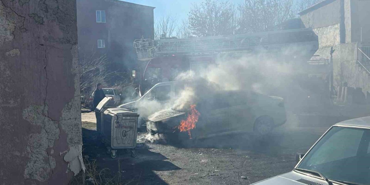 Tomarza’da Park Halindeki Otomobil Alev Aldı