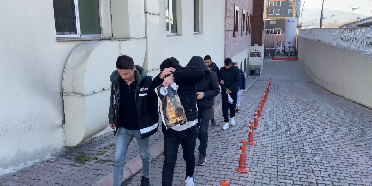 Polis Aracına Çarpıp Pastane Kurşunlayan Suç Makineleri Yakalandı